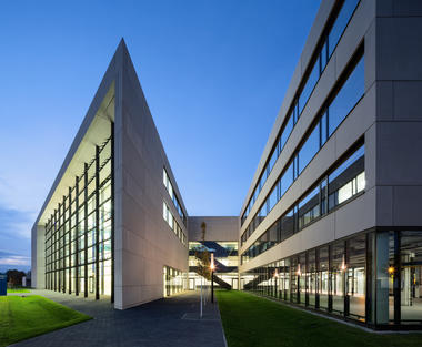 Centre for Photovoltaics and Renewable Energy / Henn