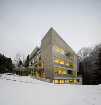 Edifício Sede do Laboratório Subterrâneo da Canfranc / Basilio Tobías