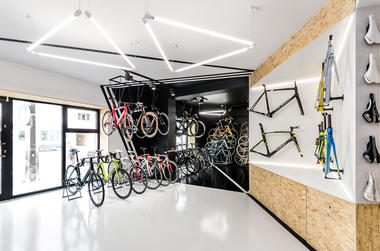 VÈLO7: Tienda de bicicletas / mode:lina architekci