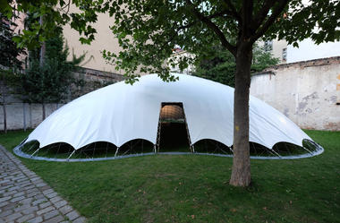 Inexpensive, Easy-to-Build Gridshell Pavilion Uses Air-Filled Cushions for Construction