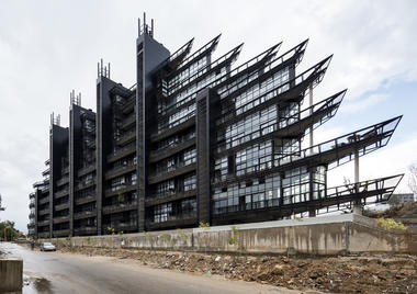 “停泊”在荒野里的公寓航母 / DW5 Architects