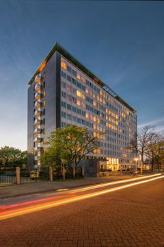 Complejo de vivienda estudiantil en el edificio de oficinas Elsevier / Knevel Architecten