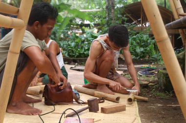 Aprendiendo carpintería básica en Bambú junto a artesanos indonesios