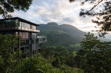 斯里兰卡瀑布旁酒店/ Palinda Kannangara Architects
