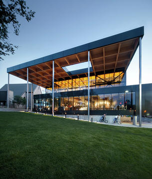 加拿大Mont-Laurier多功能剧场 / Les architectes FABG