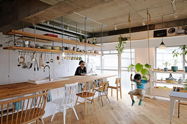 Inspirações de cozinhas que servem também como sala de jantar e estar