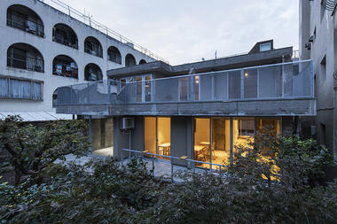 Blue Bottle Coffee Sangenjaya Cafe / Schemata Architects