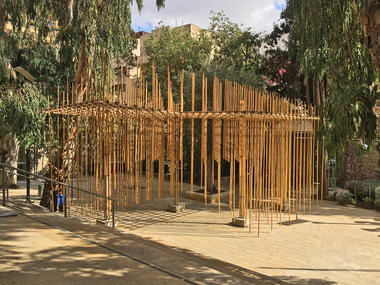 Estudiantes construyen pabellón de bambú suspendido con cuerdas y uniones impresas en 3D 
