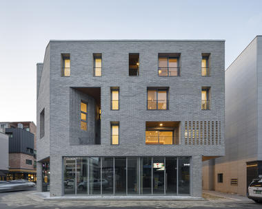 画廊 “深窗”公寓 Guwol Multi-Family House & Commercial Stores / Seoga Architecture  - 1