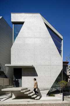 小建筑，多空间 R·torso·C / Atelier Tekuto