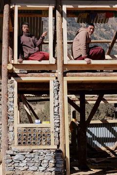 Cómo reconstruir una escuela con un sistema solar pasivo: madera, zinc, adobe, piedras y botellas de vidrio