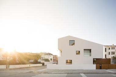 八立面白色小屋 Fonte House / Lousinha Arquitectos