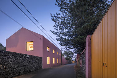 Hospede-se na Casa Rosa projetada pelo Mezzo Atelier nos Açores
