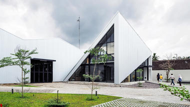 KL 办公楼，三角几何的‘个性’空间 / Studio Kota Architecture