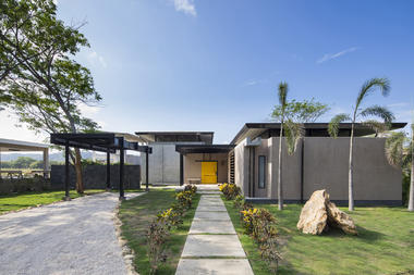 Gallery of Yellow Door House / NiHu Arquitectos  - 1