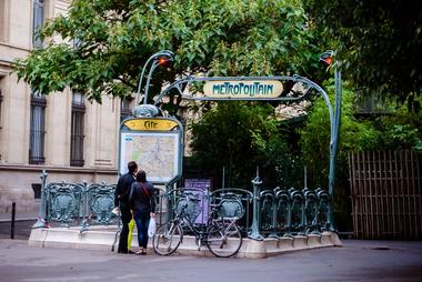 Galeria de Clássicos da Arquitetura: Entrada das Estações de Metrô de Paris / Hector Guimard  - 9