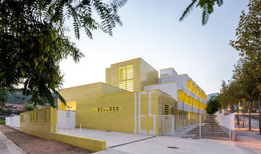 Escuela Secundaria en Cabrils / Josep Val  Ravell + Arnau Solé Simón