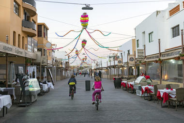 Menis convierte objetos abandonados por los turistas de Fuerteventura en criaturas de inspiración marina