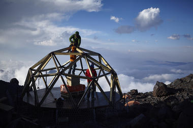 Refugio ligero y compacto es la última base habitable antes de subir al punto más alto de Europa