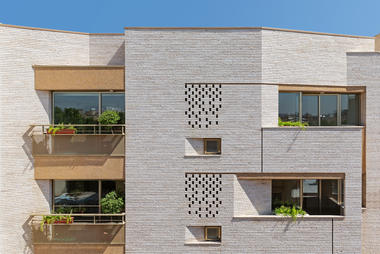 Edificio residencial Malek / Piramun Architectural Office