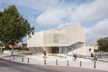 Espacio Guy Môquet / Oeco architectes