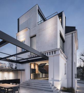 Casa antigua de hormigón blanco / I/O architects