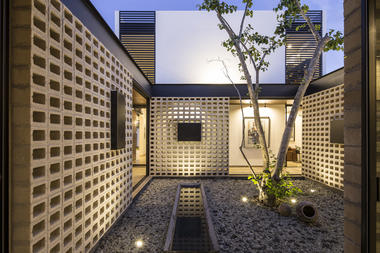 Un Patio / P11 Arquitectos