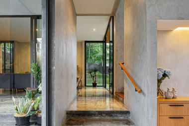 Gallery of Inside Outside House / Tamara Wibowo Architects  - 15