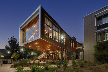 加州大学洛杉矶分校撒克逊学生活动中心  / Studio E Architects