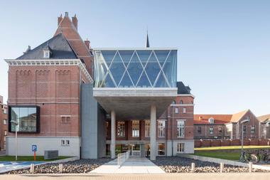 20世纪年的老公屋，21世纪的社区中心 / WAW architects