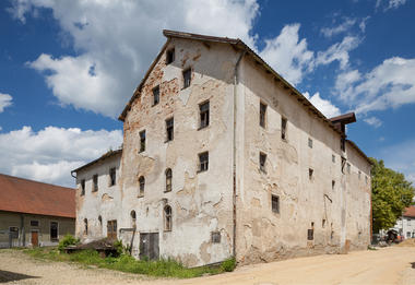 Una antigua cervecería es convertida a un Hotel / KÜHNLEIN Architektur