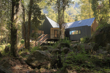 House Over The Rocks / Schwember García-Huidobro Arquitectos