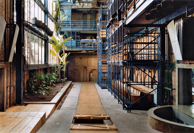 Galería de La renuncia a ocultar las huellas de los procesos materiales en la edificación  - 17