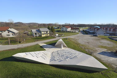 Praça pública de Skorba / Enota