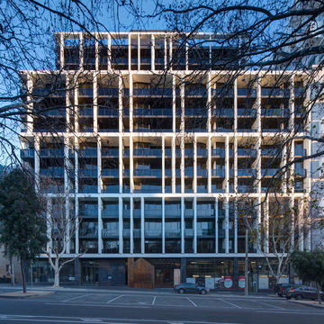 La Eminencia / Plus Architecture