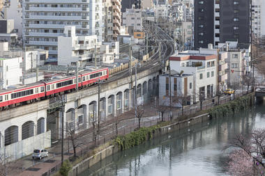 7 arquitetos criam 7 novos espaços comunitários sob um viaduto japonês em desuso