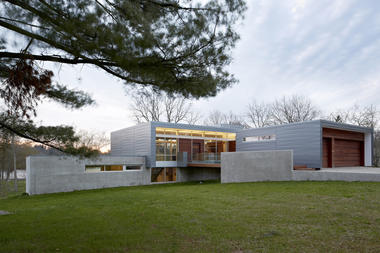 Casa con vista al río  / Studio Dwell Architects