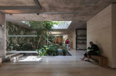 Galería de Luz natural, ventilación y naturaleza: 17 patios interiores notables  - 12