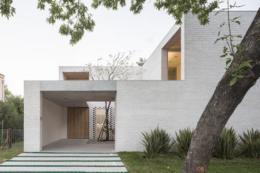Casa Newman / Nicolás Pinto da Mota, Victoria Maria Falcon