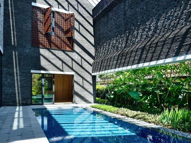 Gallery of 9 Homes With Indoor/Outdoor Spaces for All the Summer Vibes  - 5