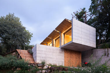 Retina 住宅，折叠幕帘下多变的立面 / Arnau estudi d’arquitectura