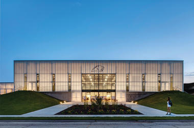 Expansão da Cascade High School / Neumann Monson Architects