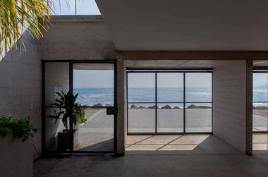 Casa de playa  / Juan Carlos Burga Campodónico