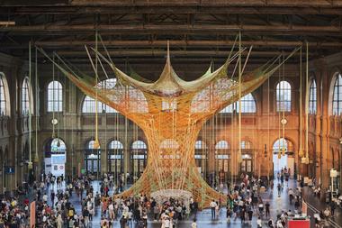 巴西艺术家 Ernesto Neto 在苏黎世中央车站编织20米高‘巨树’装置