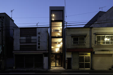 Casa de 1,8 M de ancho / YUUA Architects & Associates 