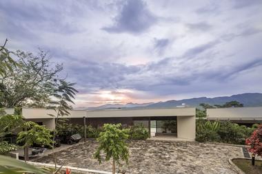 Casa Dos Maderos / Jaime Rendon Arquitectos