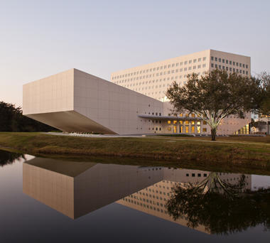 佛罗里达国际大学国际和公共事务学院 / Arquitectonica
