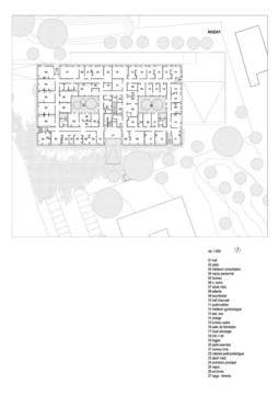 Galería de Hospitales y Centros de Salud: 50 ejemplos en planta  - 25