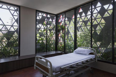 Gallery of Waiting Rooms, Reception Areas, & Courtyards: 43 Notable Examples of Hospital Architecture  - 14