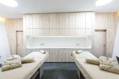 Gallery of Waiting Rooms, Reception Areas, & Courtyards: 43 Notable Examples of Hospital Architecture  - 26